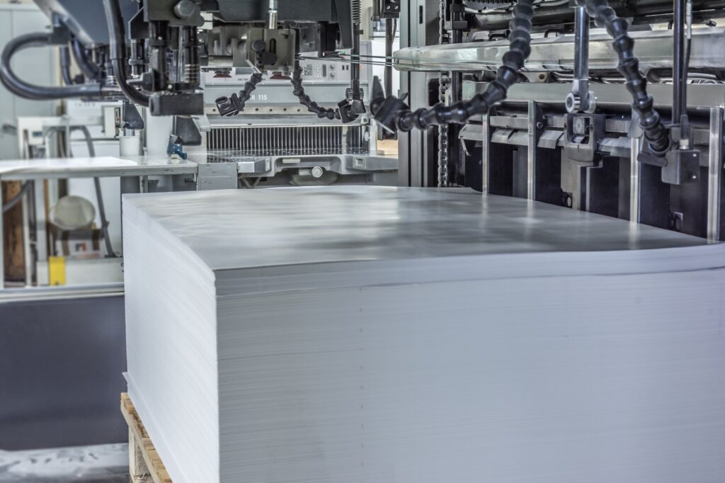 Papierbogen in Druckmaschine